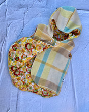 Load image into Gallery viewer, Woollen Vest with hood 12-18 Months