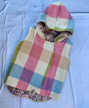 Load image into Gallery viewer, Woollen Vest with hood  4 Years