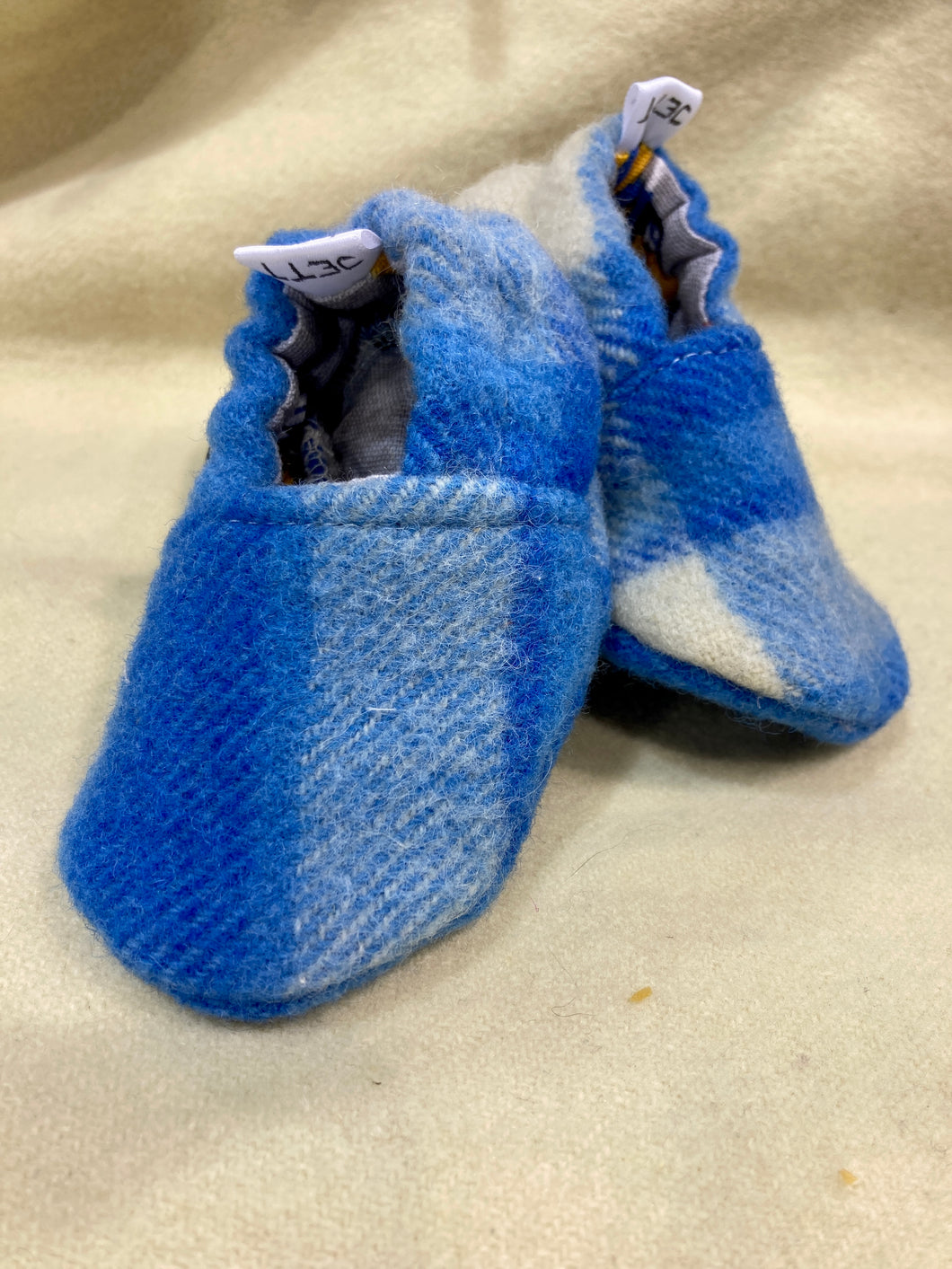 Youth slippers hotsell size 6